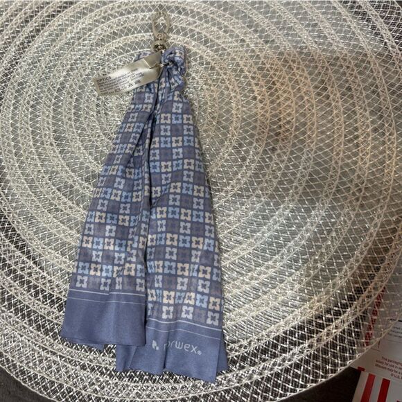 Norwex Signature Flora Blue Optic Scarf NWT - Picture 6 of 11